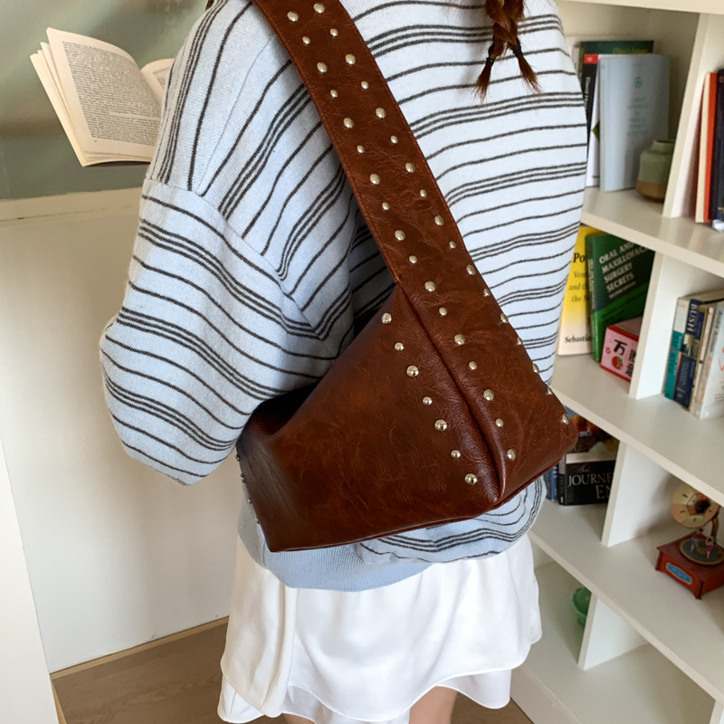 Ženska torba za ramena s rivet detaljima u retro motociklističkom stilu, mekana koža, casual crossbody torba