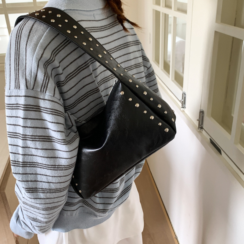 Ženska torba za ramena s rivet detaljima u retro motociklističkom stilu, mekana koža, casual crossbody torba