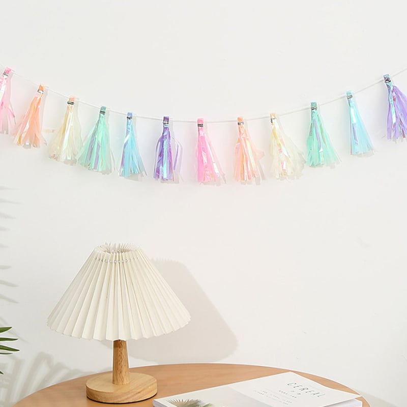Flori din hârtie cu ciucuri, perdea din satin ca ploaie; fundal pentru sală de clasă și sărbători, decor pentru prima petrecere de ziua de naștere, pachet de panglici colorate