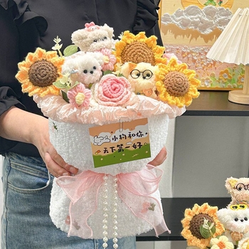 Buchet din flori de satin cu cățeluș plușat — flori țesute, floarea-soarelui și trandafiri, cadou pentru ziua de naștere și Ziua Internațională a Femeilor