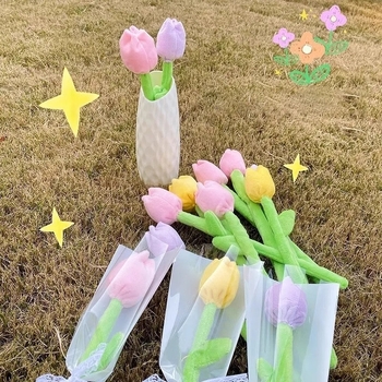 Buchet de lalele textile cu trandafir pluș – flori artificiale decorative pentru Ziua Copilului.