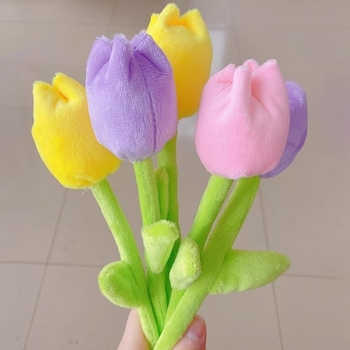 Buchet de lalele textile cu trandafir pluș – flori artificiale decorative pentru Ziua Copilului.