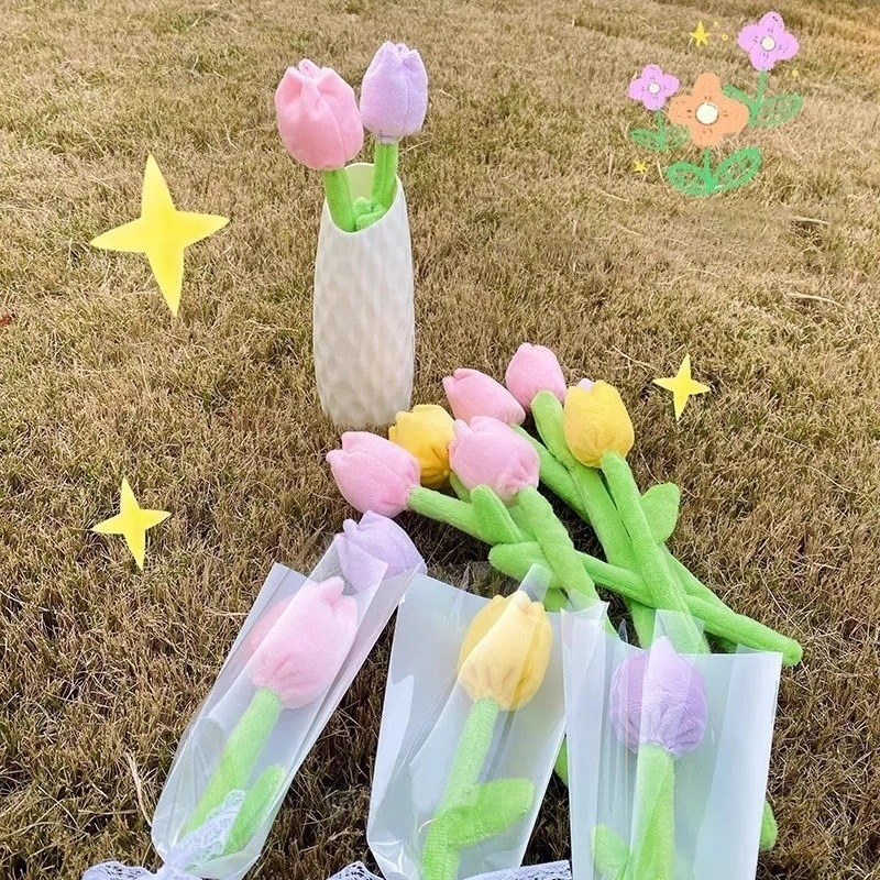Buchet de lalele textile cu trandafir pluș – flori artificiale decorative pentru Ziua Copilului.