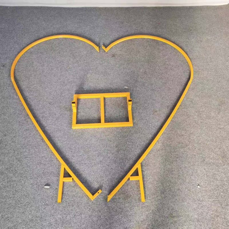 Arc de inimă din plasă metalică pentru fundal de nuntă, decor de scenă cu baloane