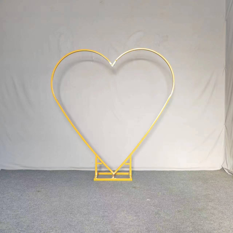 Arc de inimă din plasă metalică pentru fundal de nuntă, decor de scenă cu baloane