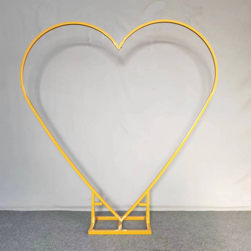 Arc de inimă din plasă metalică pentru fundal de nuntă, decor de scenă cu baloane