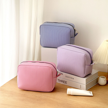 Nagy kapacitású, csíkos buborékos textúrájú kozmetikai táska utazáshoz