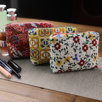 Geantă cosmetică cu broderie fină pe material textil, organizator portabil pentru machiaj și produse de îngrijire, stil INS
