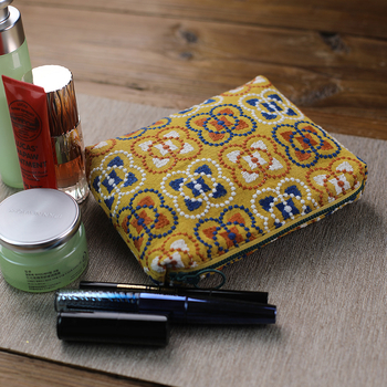 Geantă cosmetică cu broderie fină pe material textil, organizator portabil pentru machiaj și produse de îngrijire, stil INS