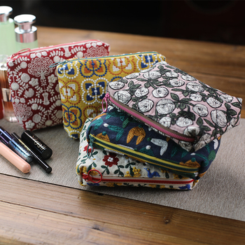 Geantă cosmetică cu broderie fină pe material textil, organizator portabil pentru machiaj și produse de îngrijire, stil INS