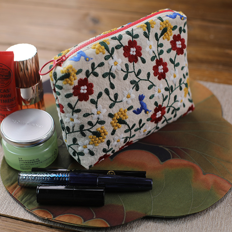 Geantă cosmetică cu broderie fină pe material textil, organizator portabil pentru machiaj și produse de îngrijire, stil INS