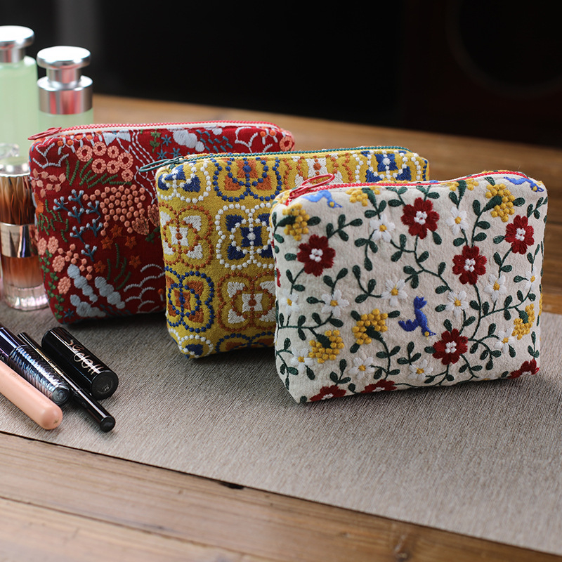 Geantă cosmetică cu broderie fină pe material textil, organizator portabil pentru machiaj și produse de îngrijire, stil INS