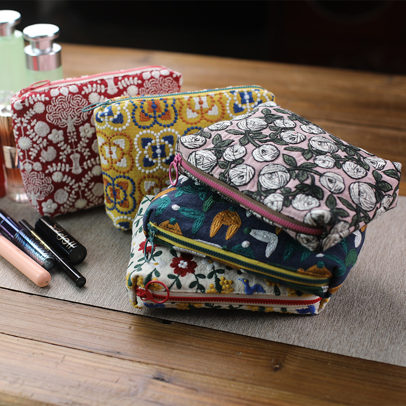 Geantă cosmetică cu broderie fină pe material textil, organizator portabil pentru machiaj și produse de îngrijire, stil INS