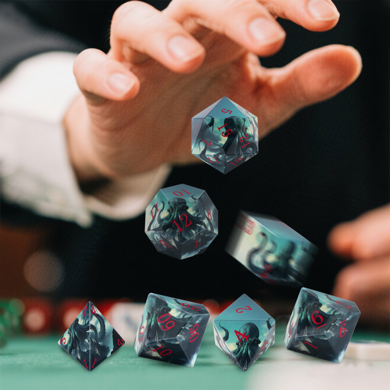UV ispisani set od 7 poliedričnih kockica za Dungeons & Dragons – akril, dizajni: crveni zmaj i hobotnica