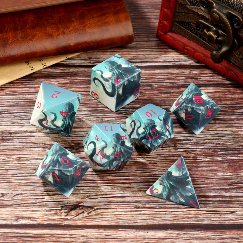 UV ispisani set od 7 poliedričnih kockica za Dungeons & Dragons – akril, dizajni: crveni zmaj i hobotnica