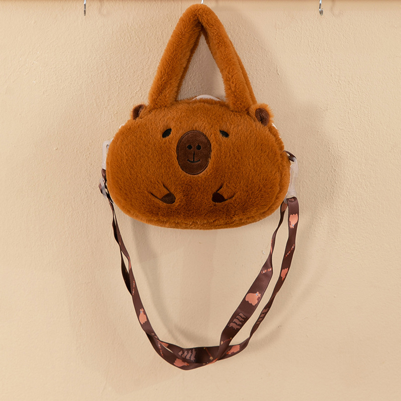 Βελούδινη τσάντα crossbody με κούκλα – εμπνευσμένη από claw machine