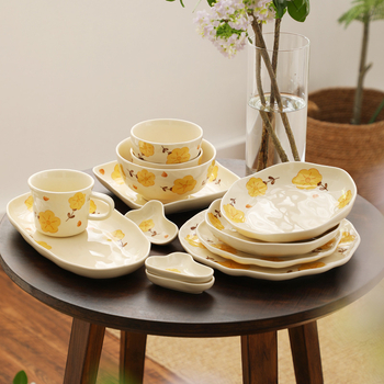 Set de porțelan crem cu model floral pastoral, texturi lucrate manual, pentru uz casnic, farfurii și boluri