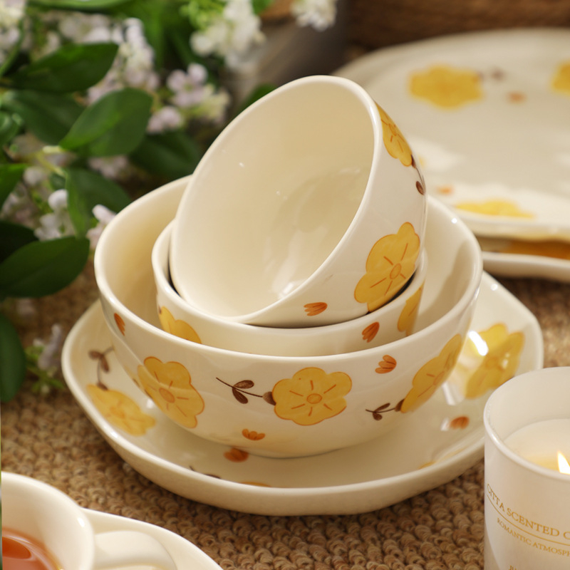 Set de porțelan crem cu model floral pastoral, texturi lucrate manual, pentru uz casnic, farfurii și boluri