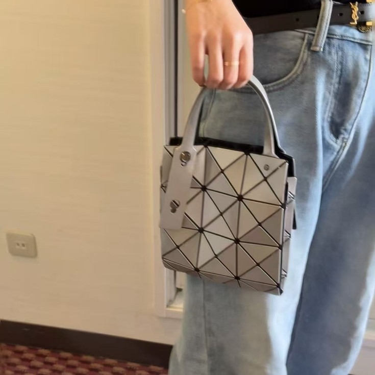 Mat torba s dijamantnim šavom i 6 pretinaca — za rame, ispod ruke, u ruci i crossbody