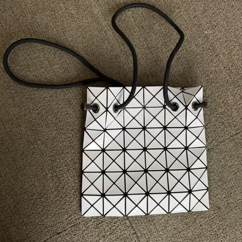 Mat torba s dijamantnim šavom i 6 pretinaca — za rame, ispod ruke, u ruci i crossbody