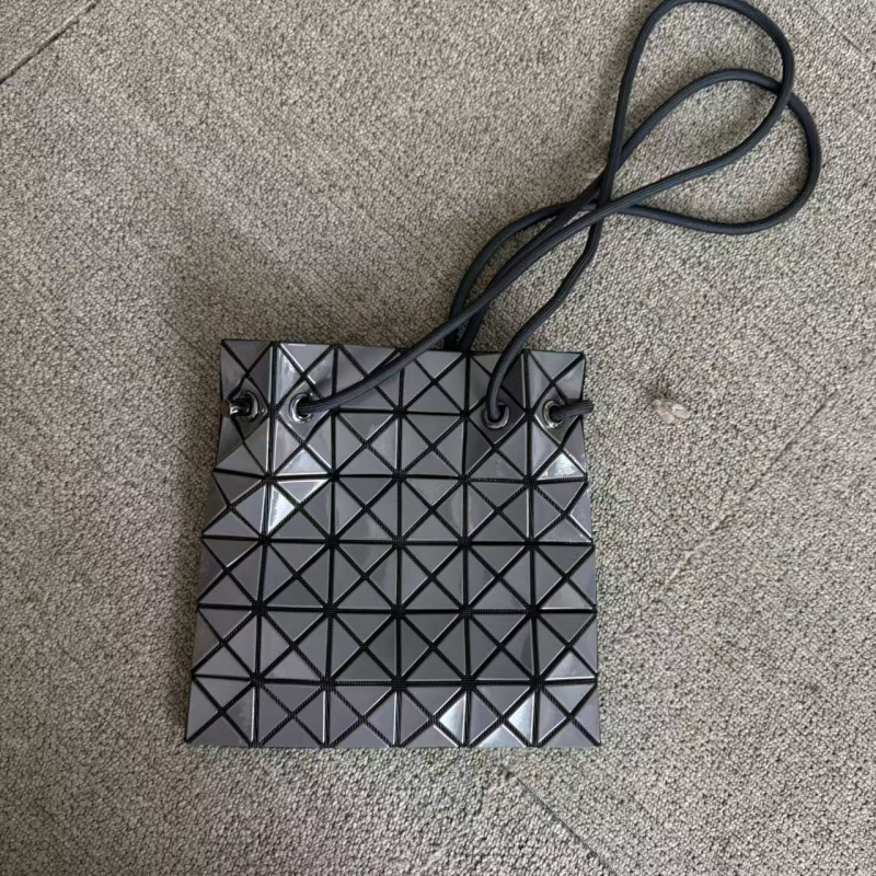 Mat torba s dijamantnim šavom i 6 pretinaca — za rame, ispod ruke, u ruci i crossbody