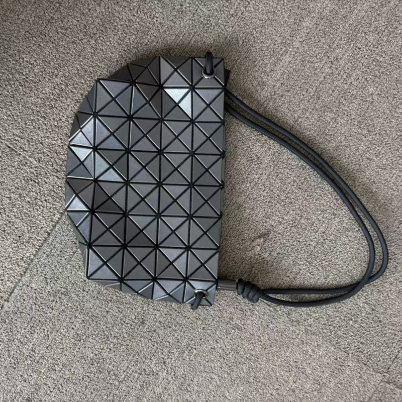 Mat torba s dijamantnim šavom i 6 pretinaca — za rame, ispod ruke, u ruci i crossbody