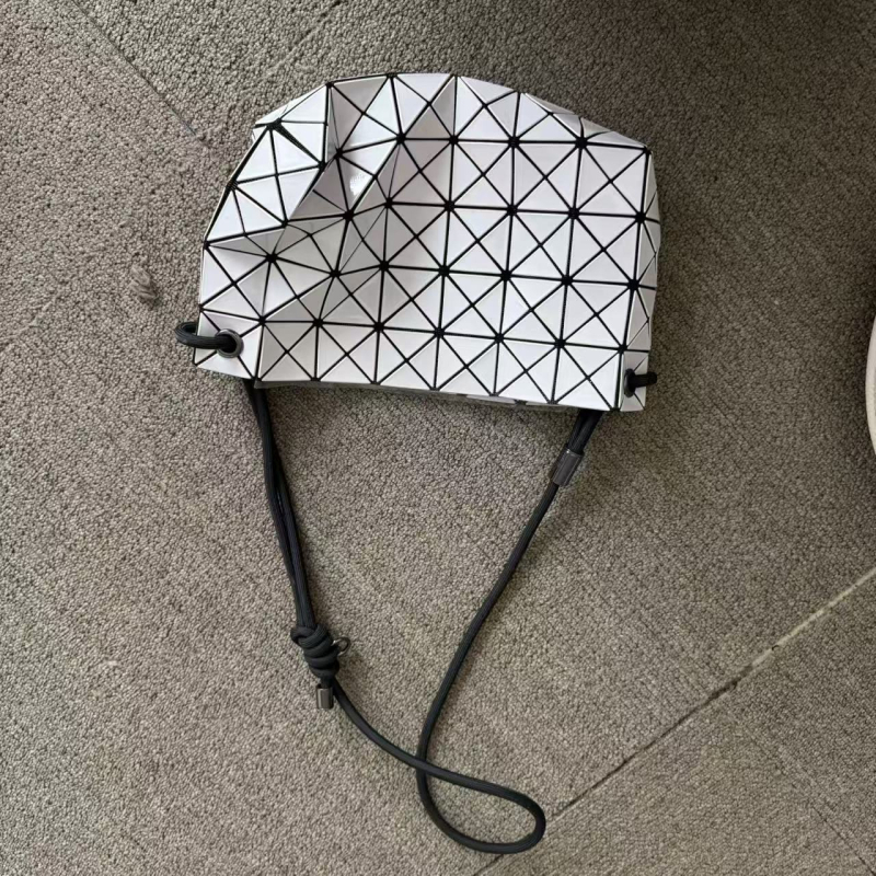 Mat torba s dijamantnim šavom i 6 pretinaca — za rame, ispod ruke, u ruci i crossbody