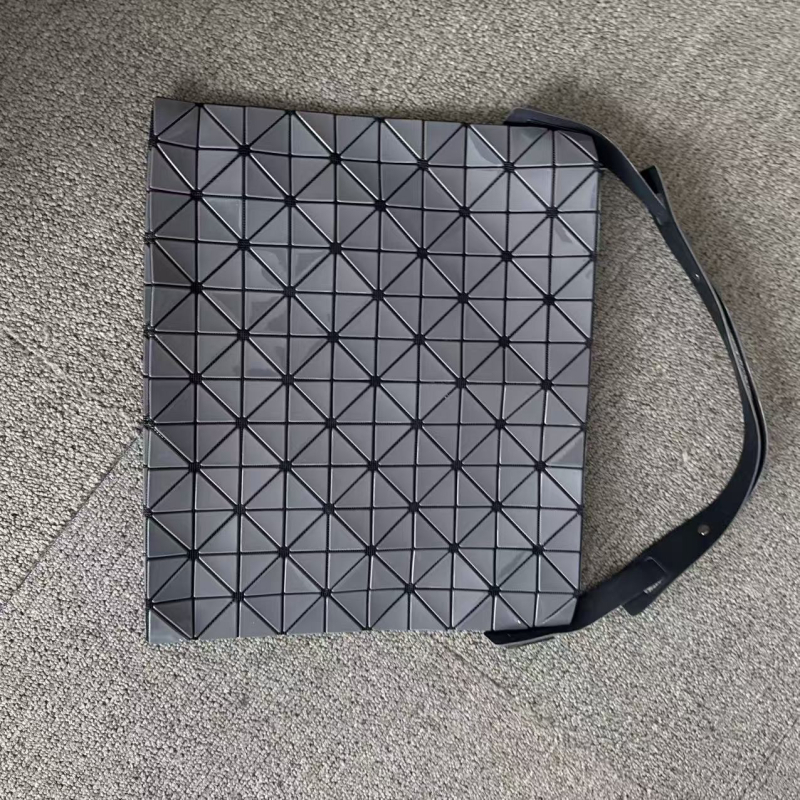 Mat torba s dijamantnim šavom i 6 pretinaca — za rame, ispod ruke, u ruci i crossbody