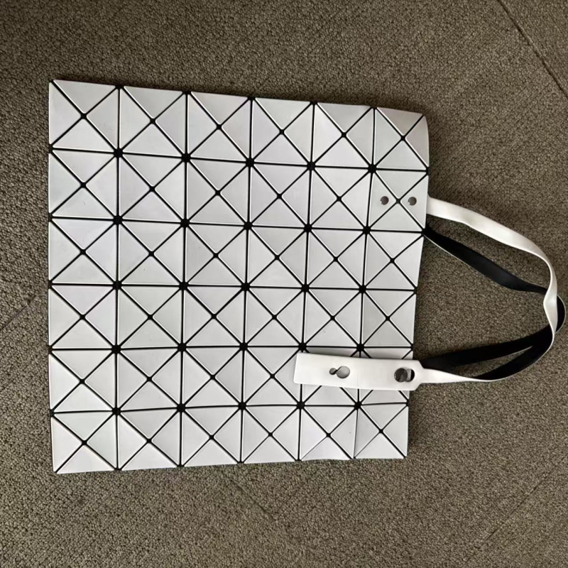 Mat torba s dijamantnim šavom i 6 pretinaca — za rame, ispod ruke, u ruci i crossbody