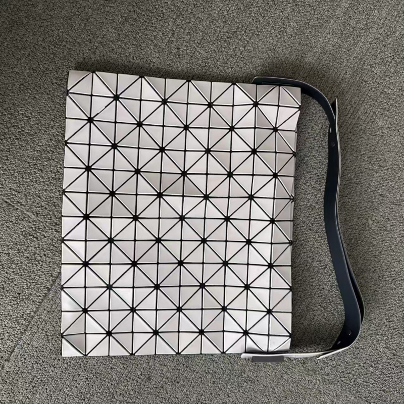 Mat torba s dijamantnim šavom i 6 pretinaca — za rame, ispod ruke, u ruci i crossbody