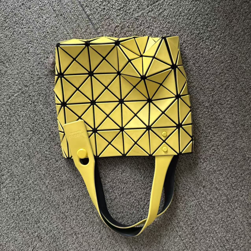 Mat torba s dijamantnim šavom i 6 pretinaca — za rame, ispod ruke, u ruci i crossbody
