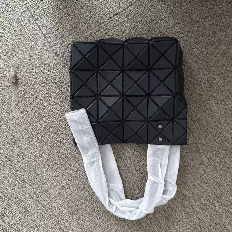 Mat torba s dijamantnim šavom i 6 pretinaca — za rame, ispod ruke, u ruci i crossbody