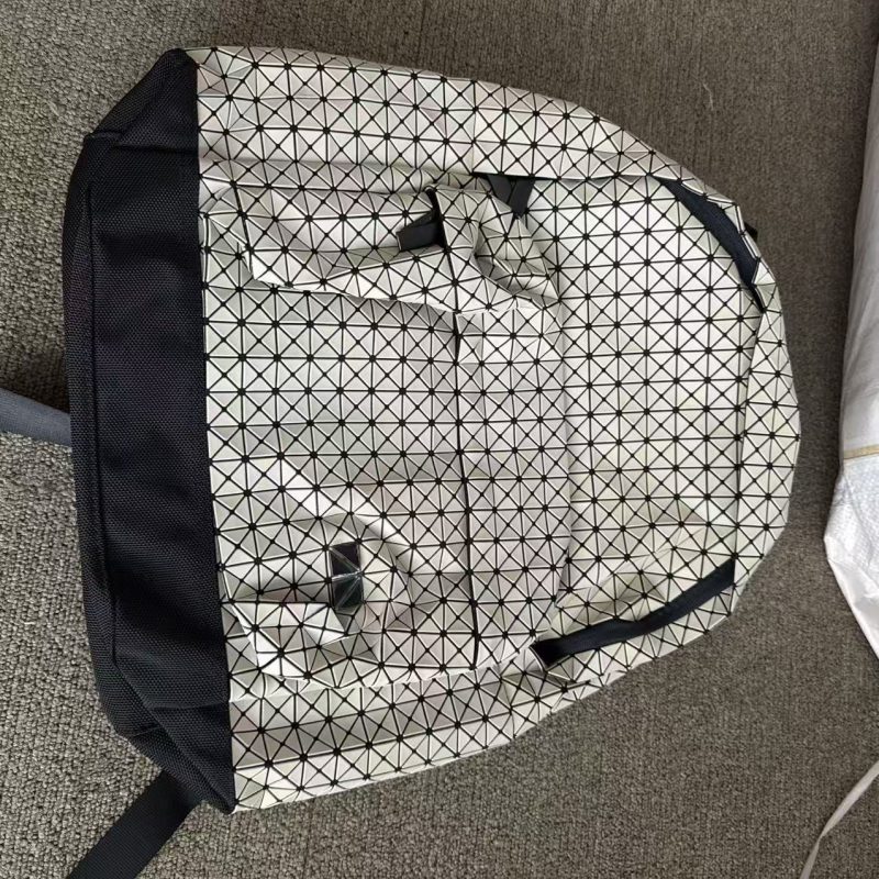 Mat torba s dijamantnim šavom i 6 pretinaca — za rame, ispod ruke, u ruci i crossbody