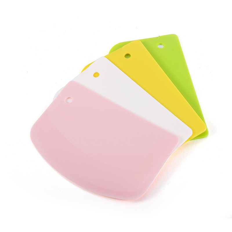 Instrumente de panificație: spatulă din plastic pentru aluat, tăietor și feliator de aluat, spatulă pentru tăițeii de orez, ustensile pentru coacere