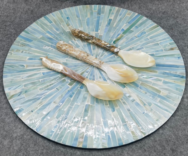 Lingură ceramică cu scoică de concha pentru amestecarea cafelei și servirea caviarului, veselă creativă