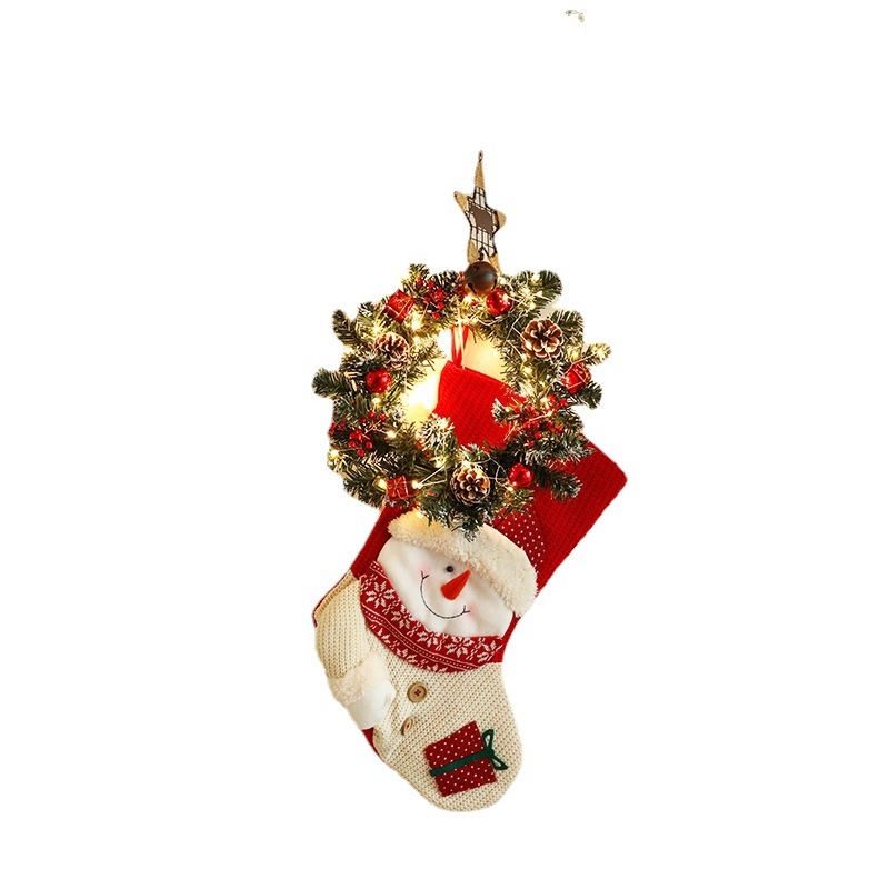 Corona de Crăciun auriu cu lumini, ornament din fier și lemn, brad din lemn, păpușă mică, clopoțel și șosete pentru copii