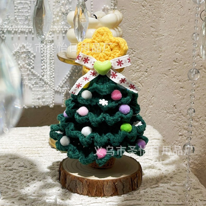 Brad croșetat din lână, decor de Crăciun pentru masă — ornament mini pentru scenă (2025)