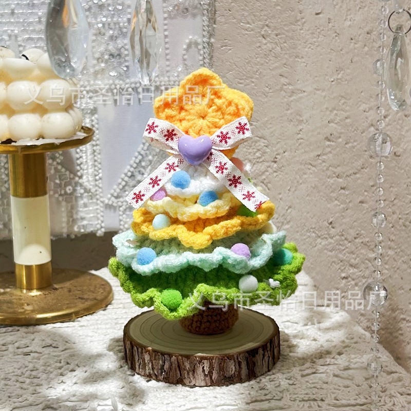 Brad croșetat din lână, decor de Crăciun pentru masă — ornament mini pentru scenă (2025)