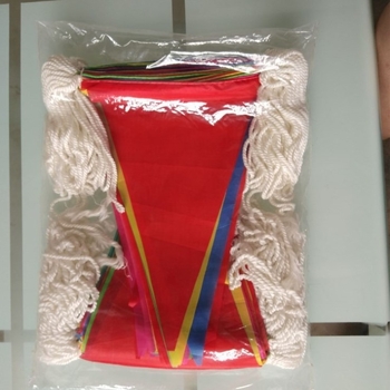 Flaguri triunghiulare colorate, pe sârmă groasă de nylon, pentru decor exterior; ideale pentru deschideri, sărbători și nunți.