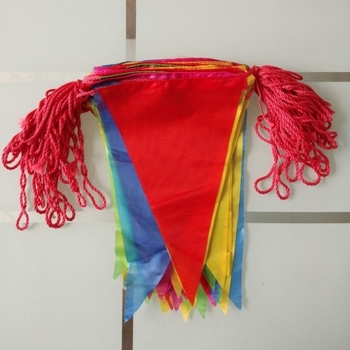 Flaguri triunghiulare colorate, pe sârmă groasă de nylon, pentru decor exterior; ideale pentru deschideri, sărbători și nunți.