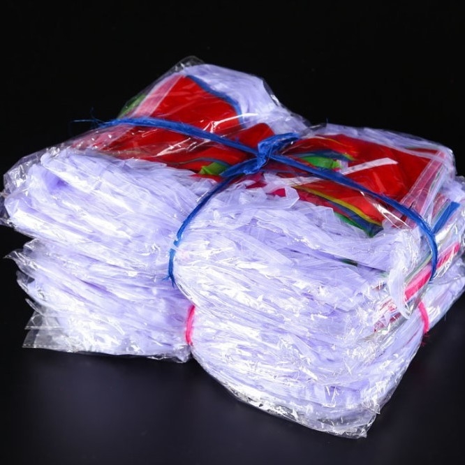 Flaguri triunghiulare colorate, pe sârmă groasă de nylon, pentru decor exterior; ideale pentru deschideri, sărbători și nunți.