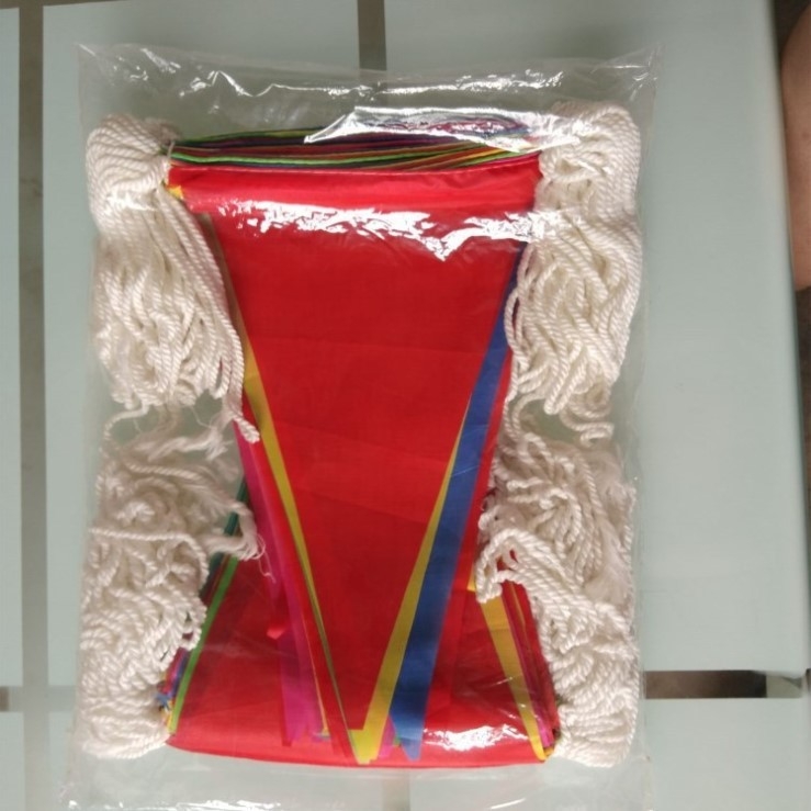 Flaguri triunghiulare colorate, pe sârmă groasă de nylon, pentru decor exterior; ideale pentru deschideri, sărbători și nunți.