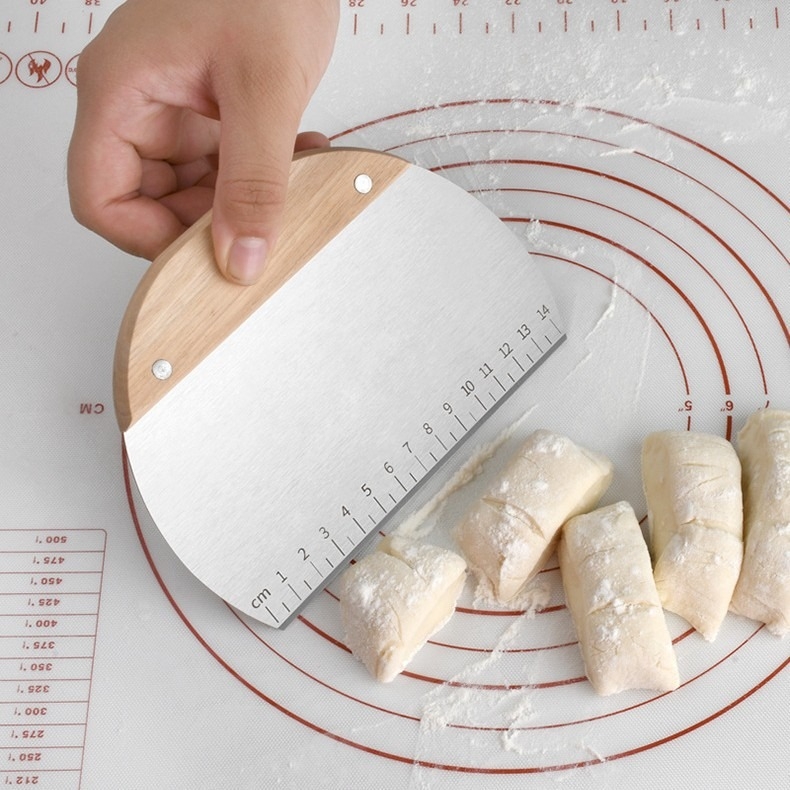 Spatulă din oțel inox cu mâner din lemn – ustensilă de bucătărie pentru aluat, tăiței, clătite și făină