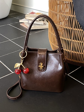 Ženska bucket torba u stilu light luxury, s retro teksturom, jednostavan dizajn, svestrana za rameni ili crossbody, 26 novih modela, proljeće 2026
