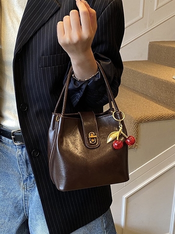 Ženska bucket torba u stilu light luxury, s retro teksturom, jednostavan dizajn, svestrana za rameni ili crossbody, 26 novih modela, proljeće 2026