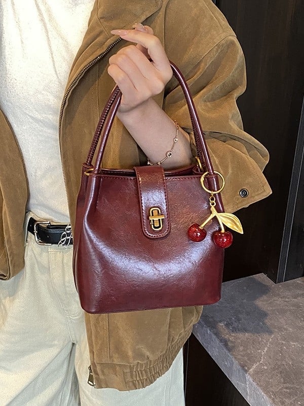 Ženska bucket torba u stilu light luxury, s retro teksturom, jednostavan dizajn, svestrana za rameni ili crossbody, 26 novih modela, proljeće 2026