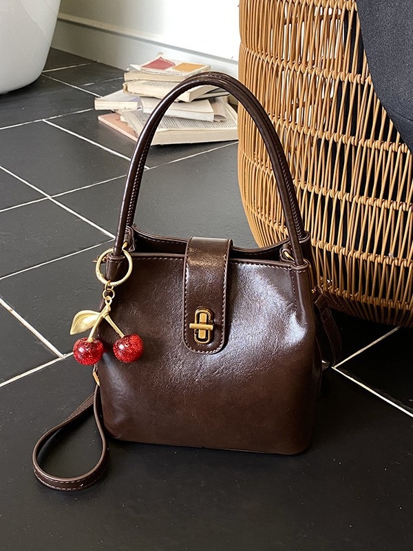 Ženska bucket torba u stilu light luxury, s retro teksturom, jednostavan dizajn, svestrana za rameni ili crossbody, 26 novih modela, proljeće 2026