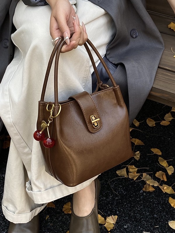 Ženska bucket torba u stilu light luxury, s retro teksturom, jednostavan dizajn, svestrana za rameni ili crossbody, 26 novih modela, proljeće 2026