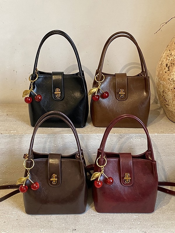 Ženska bucket torba u stilu light luxury, s retro teksturom, jednostavan dizajn, svestrana za rameni ili crossbody, 26 novih modela, proljeće 2026