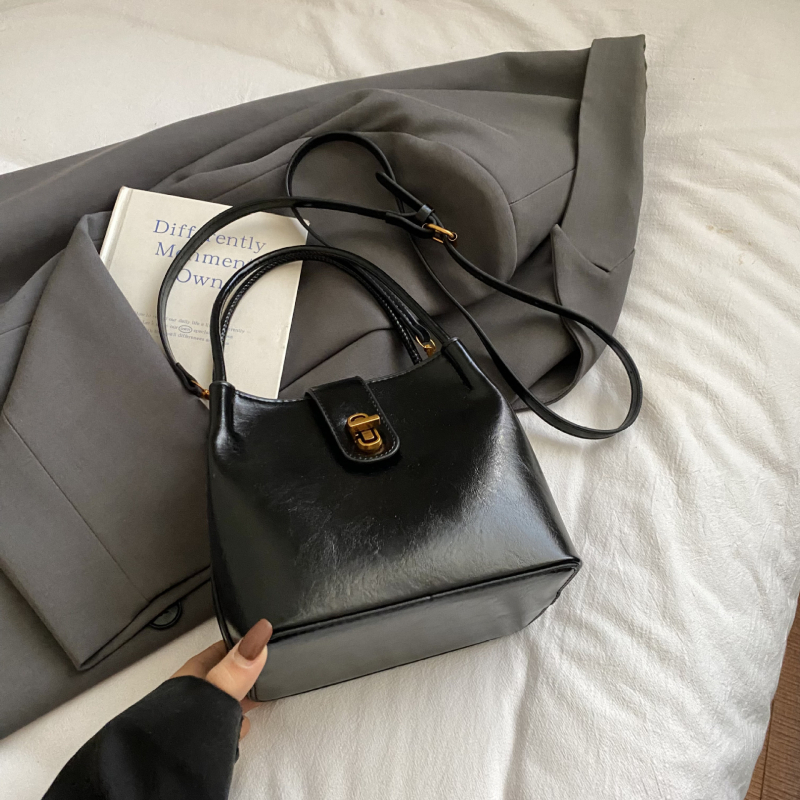 Ženska bucket torba u stilu light luxury, s retro teksturom, jednostavan dizajn, svestrana za rameni ili crossbody, 26 novih modela, proljeće 2026